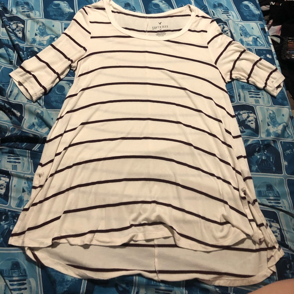 White and burgundy stripped shirt
-sleeves above the elbow
-soft and sexy top